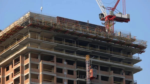 Baustelle Mit Baugerüst Und Kran Rote Kranmaschine Einsatz Blauer Himmel — Stockfoto