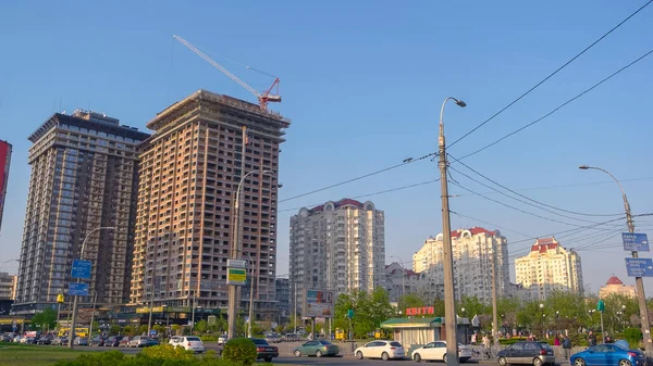 乌克兰基辅 2019年4月24日 拥有许多高层建筑和汽车的城市景观 蓝天背影D — 图库照片