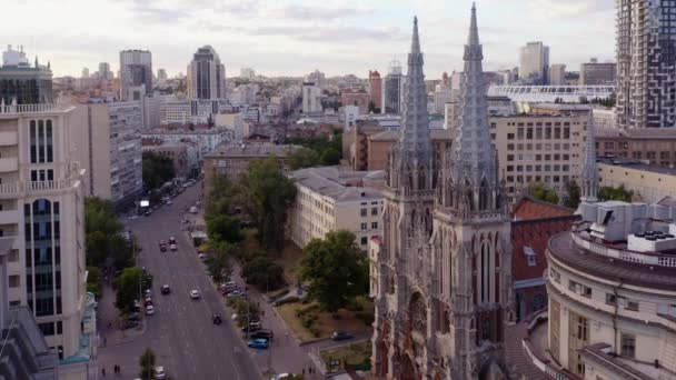 Urban City Scape View Ancient Catholic Church Drone View Car — Vídeo de stock