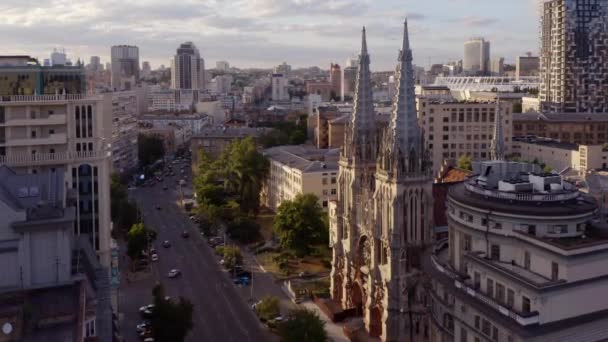 Aerial View European City Catholic Church Car Traffic Urban City — Vídeo de stock