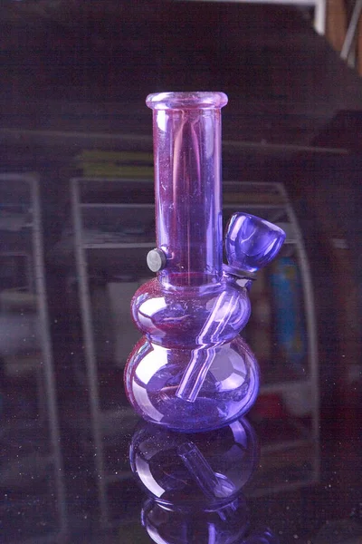 Close Vertical Shot Purple Glass Bong Glass Surface Weed Smoke — ストック写真