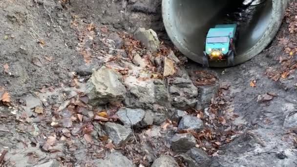 Models Passing Tunnel Offroad Race Remote Controlled Cars Rough Rocky — Stok video