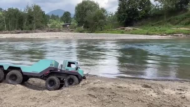 Flatbed Towing Truck Going River Shore Sand Remote Controlled Toy — Stok video