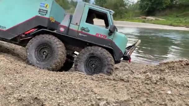 Close Flatbed Towing Truck Going Wet Bumpy Sand Radio Controlled — Vídeos de Stock