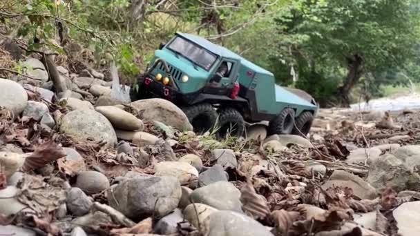 Flatbed Towing Truck Fails Overcome Rock Obstacles Toy Car Model — 图库视频影像