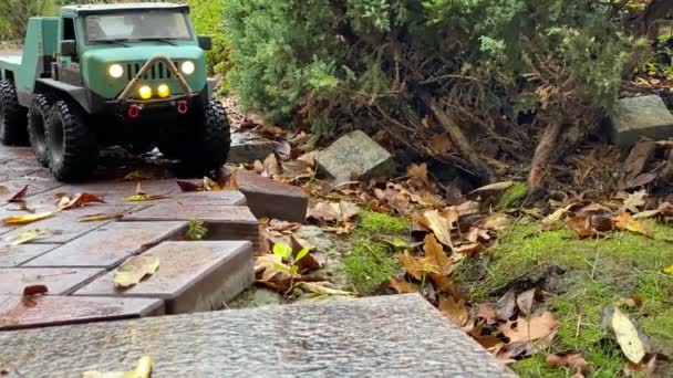 Flatbed Towing Truck Wet Cobblestone Paving Park Toy Truck Gets — Vídeos de Stock