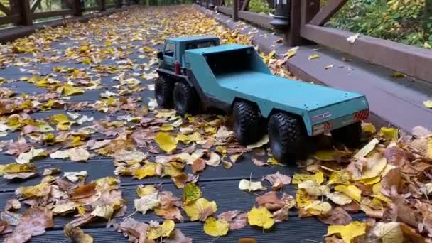 Flatbed Towing Truck Toy Model Bridge Autumn Leaves Turning Better — Αρχείο Βίντεο