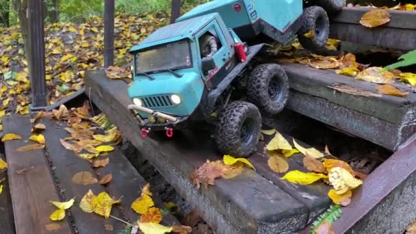 Flatbed Towing Truck Going Downstairs Autumn Park Radio Control Toy — 图库视频影像