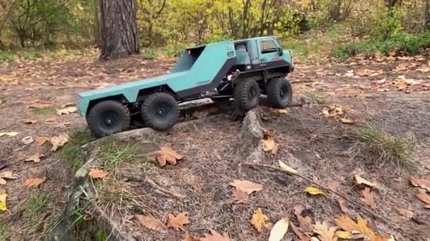Flatbed Towing Truck Rough Terrain Tree Roots High Passability Vehicle — Stockvideo