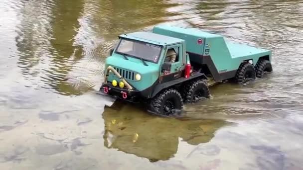 Flatbed Towing Truck Moving Shallow Water Slow Motion Radio Controlled — 비디오