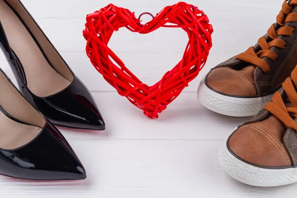 Закрыть Обувь Красное Сердце Белом Фоне Мужская Женская Обувь — стоковое фото