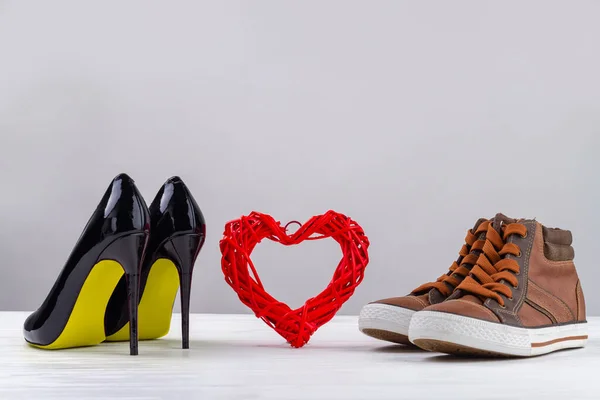 Corazón Punto Rojo Con Zapatos Negros Tacón Alto Para Mujer — Foto de Stock