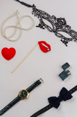 Kadın ve erkek aksesuarlarının dikey çekim düzeni. Üst görünüm düzlüğü.