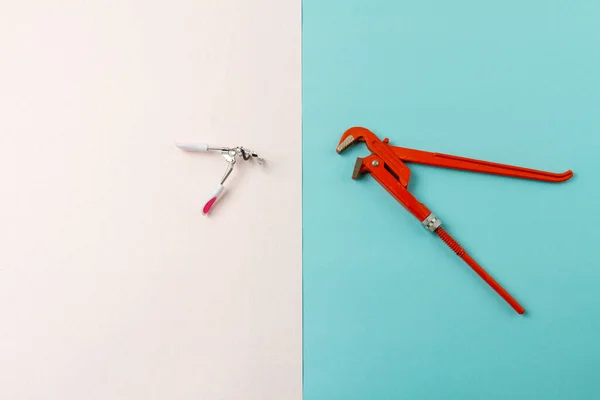 Erkek Kadın Aletlerinin Üst Görünüm Karşıtlığı Kırmızı Ayarlanabilir Ngiliz Anahtarı — Stok fotoğraf