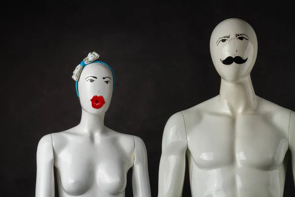 Männliche Und Weibliche Schaufensterpuppen Auf Schwarzem Hintergrund Lächerliche Nacktpuppen — Stockfoto