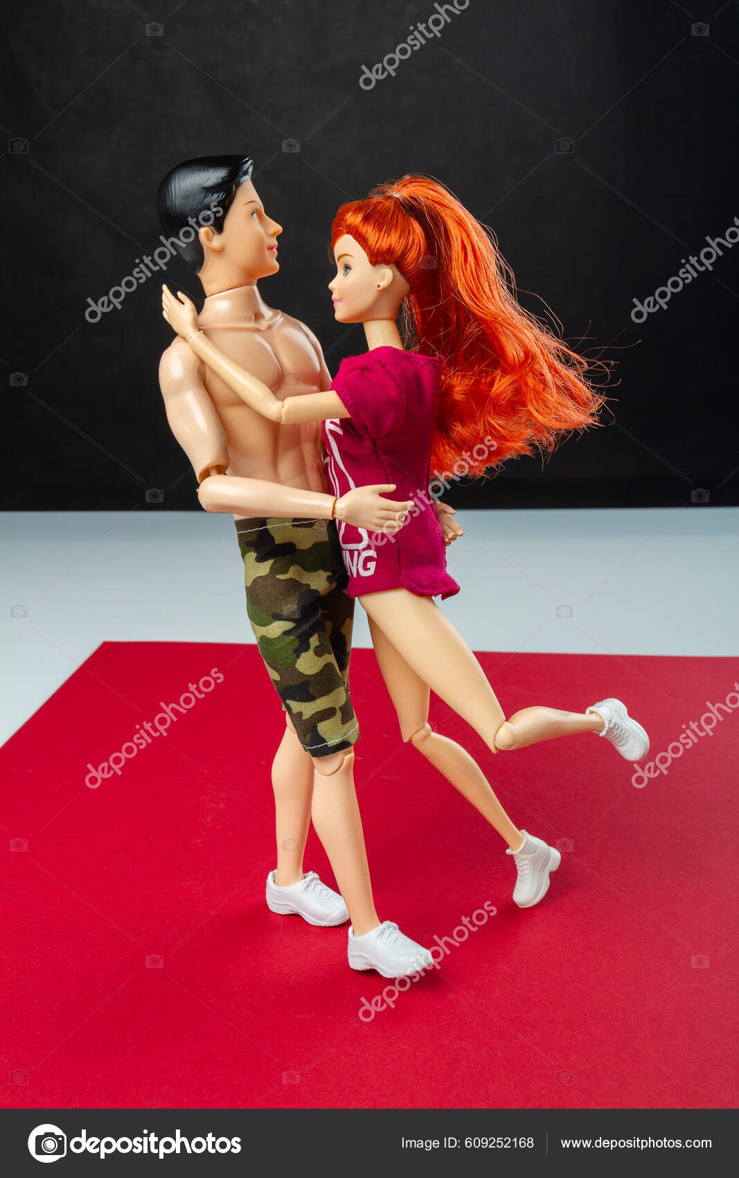 Hugging Couple Dolls Red Surface Ginger Barbie Ken — Stock Photo