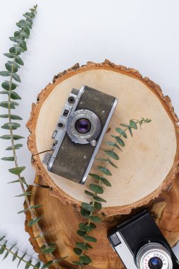 Tahta tahtaların üzerinde eski fotoğraf makineleri. Üst görünüm düzlüğü.