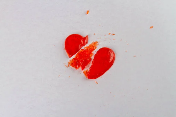 Γλειφιτζούρι Ραγισμένης Καρδιάς Λευκό Φόντο Πάνω Όψη Επίπεδη Lay — Φωτογραφία Αρχείου