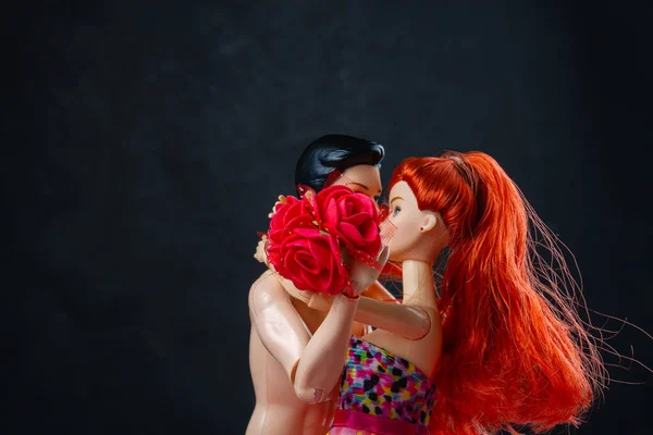 Kissing Man Woman Doll Red Flowers Loving Couple Black Background — Stock Photo, Image