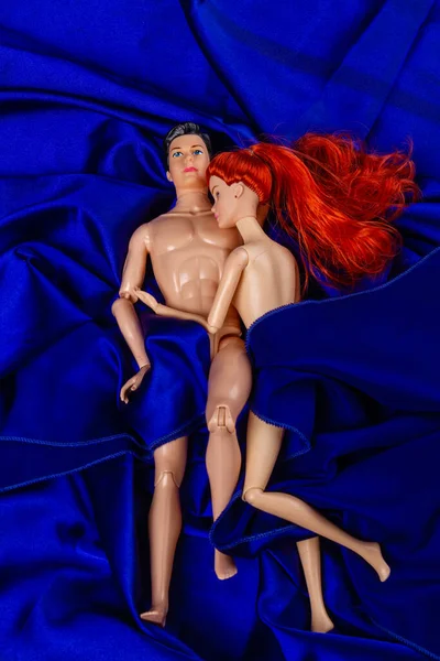 Liegt Nacktes Puppenpaar Auf Blauer Kleidung Vertikale Aufnahme Von Oben — Stockfoto
