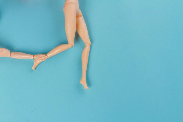 女性の足に触れるトップビュー人形の手 青の背景とコピースペース — ストック写真