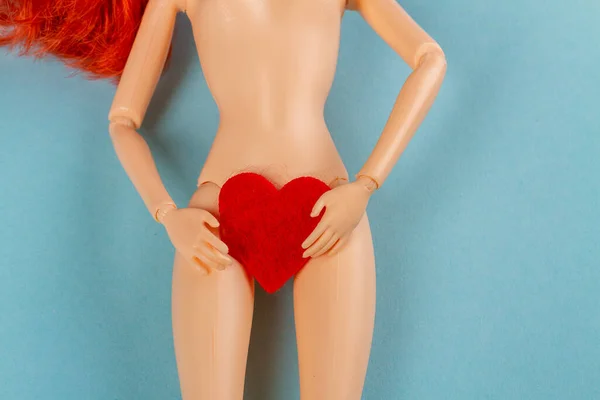Nackte Weibliche Puppe Mit Rotem Herz Das Ihre Leisten Bedeckt — Stockfoto