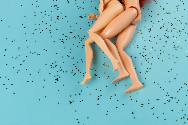 Nackte Männliche Und Weibliche Puppen Auf Blauer Oberfläche Mit Pailletten — Stockfoto
