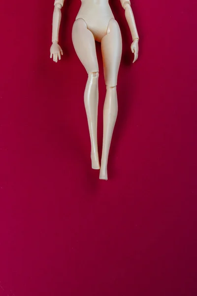 Muñeca Maniquí Femenina Desnuda Superficie Roja Sexy Cuerpo Delgado Espacio — Foto de Stock
