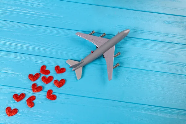 Widok Góry Zabawki Pasażera Boeing Samolot Czerwonymi Sercami Niebieski Drewniana — Zdjęcie stockowe