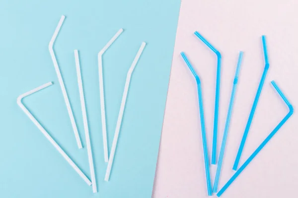 Üstten Görünen Beyaz Mavi Plastik Pipetler Tek Kullanımlık Bambuların Aksine — Stok fotoğraf