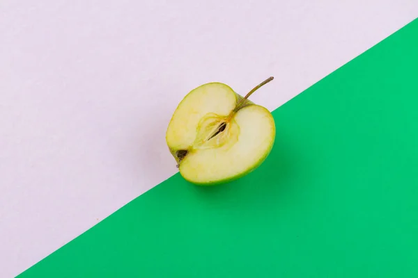 Vue Dessus Moitié Pomme Verte Aigre Fond Blanc Vert — Photo