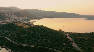 Türkiye 'nin Antalya ilinin Kas ilçesinin hava panoramik manzarası. Tatil ve seyahat kavramı.