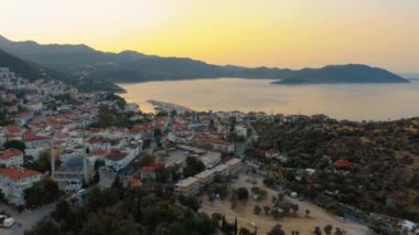 Akdeniz kıyı kasabasının arka planında günbatımında dağlar olan en iyi manzarası. Türkiye, Avrupa.