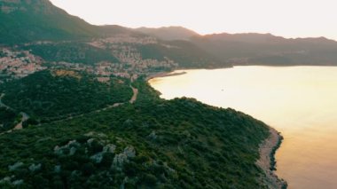 Akşam batımı manzaralı deniz manzaralı ve dağlık tatil köyü manzaralı. İHA 'dan hava panoramik görüntüsü. Seyahat ve tatil kavramı.