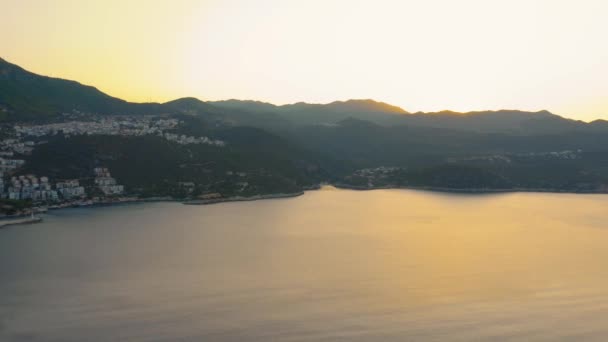 Bellissimo Paesaggio Marino Con Montagne Cielo Arancio Tramonto Panorama Della — Video Stock
