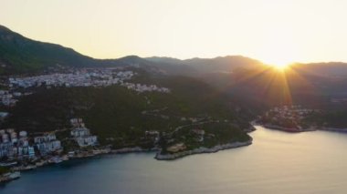 Günbatımında Akdeniz tatil köyünün hava panoramik manzarası. Tatil ve seyahat kavramı.