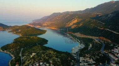 Deniz koyları ve dağlarla çevrili Kas kasabası. Yukarıdan hava görüntüsü. Türkiye 'ye Seyahat.