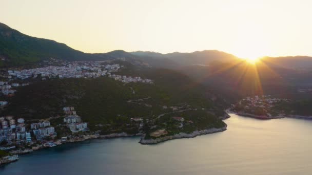 日落时俯瞰地中海度假城镇的全景 假日和旅行概念 — 图库视频影像