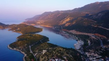 Dağlarla çevrili bir sahil. Tatil köyü manzarası ve doğa manzarası. İHA 'dan havadan panoramik görüntü.
