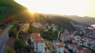 Güzel şehir manzarasında gün doğumu. Şehir binaları, köy yolları ve dağlar. Türkiye 'de Tatil.