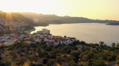 Dağlarla çevrili bir sahil. Güzel bir kasaba ve doğa manzarası. İHA 'dan hava görüntüsü.