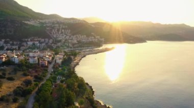 Sea Bay 'in panoraması. Güneşin doğuşunda güzel bir tatil köyü. İHA 'dan hava görüntüsü.