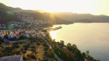 Sabahleyin yukarıdan deniz körfezi ve tatil köyü. İnsansız hava aracından manzara manzarası.