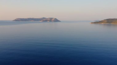 Sea Bay ve dağlar. Yukarıdan havadan panoramik görüntü. Güzel doğa manzarası.
