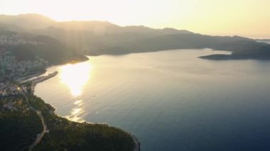 Sabahleyin deniz körfezi panoraması. Yukarıdan tatil köyü. Resimli doğa manzarası.