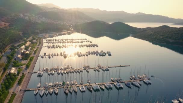 Luftaufnahme Der Meeresbucht Mit Booten Morgen Schöne Kurstadt Der Türkei — Stockvideo