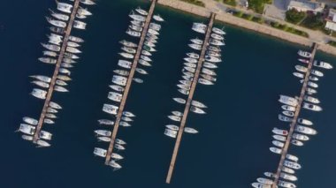 Modern marinadaki tekne ve yatların havadan görünüşü. Tatil köyü seti, yukarıdan manzara. Akdeniz, Türkiye.