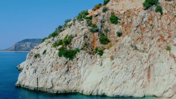 Montaña Rocosa Agua Mar Turquesa Vista Panorámica Desde Dron Naturaleza — Vídeo de stock