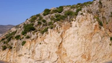 Köy yolu kıvrımlı Rocky Dağı. Arka planda açık mavi gökyüzü. Doğa manzarası.
