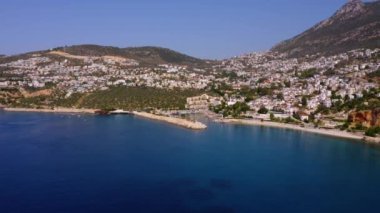 Ege Denizi ve Dağları 'nın mavi körfezinde güzel bir hava manzarası. Türkiye 'deki tatil beldesi panoraması.